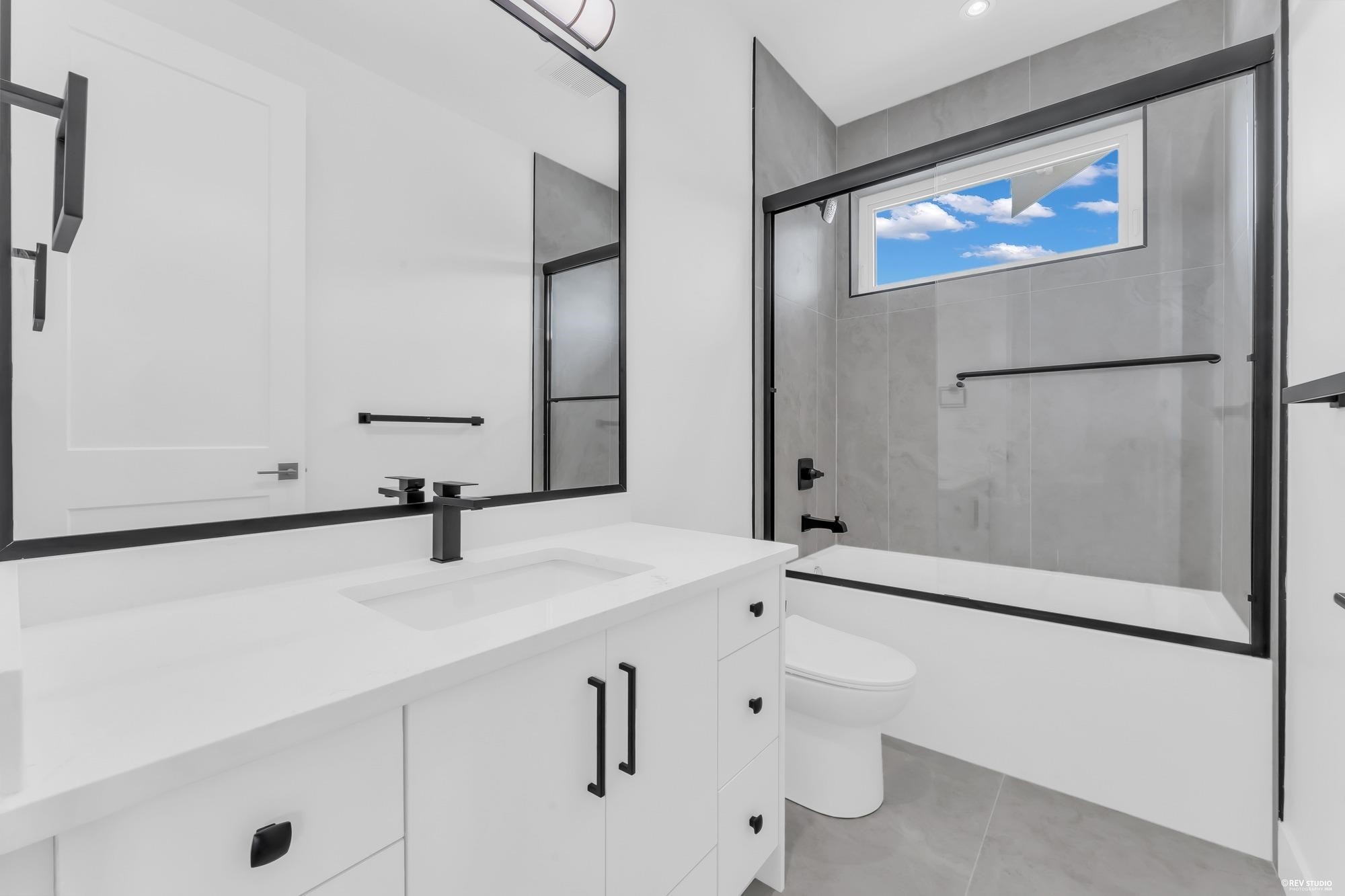 8219 111B Street, Delta, BC - Indoor Photo Showing Bathroom