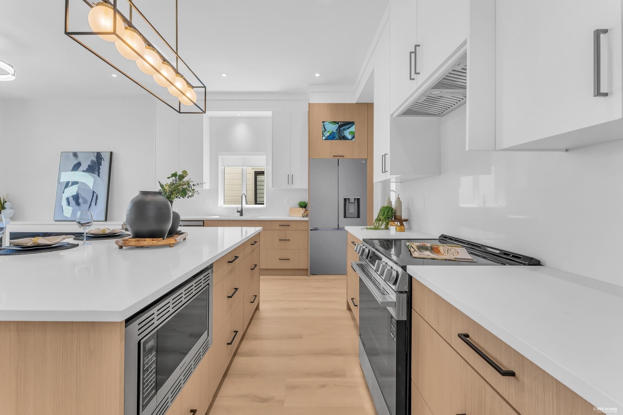 8219 111B Street, Delta, BC - Indoor Photo Showing Kitchen With Upgraded Kitchen