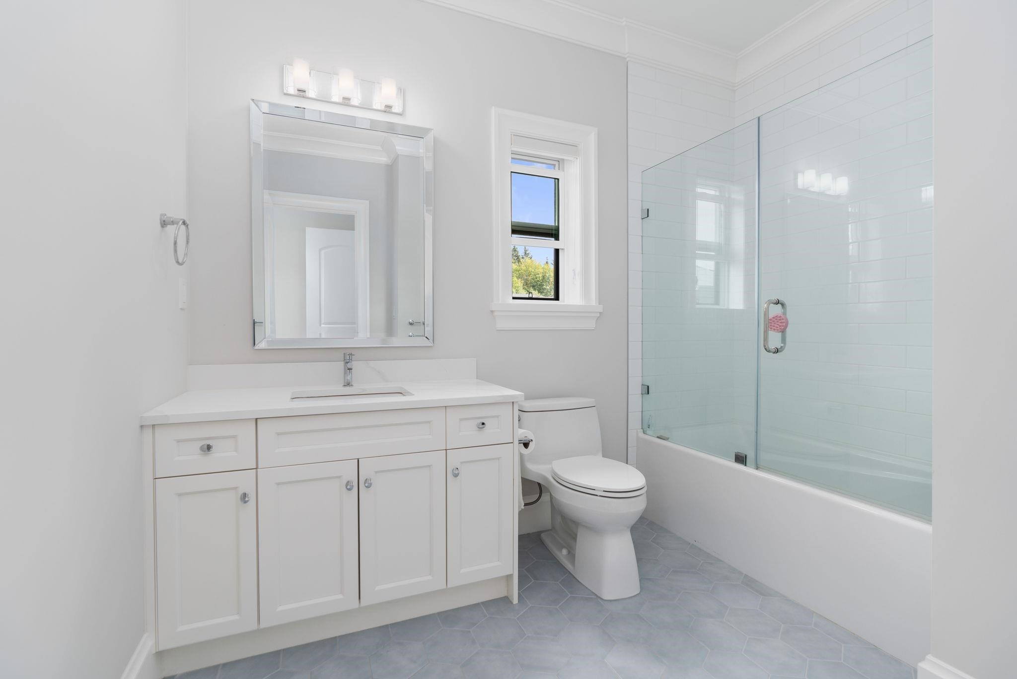16539 29A Avenue, Surrey, BC - Indoor Photo Showing Bathroom