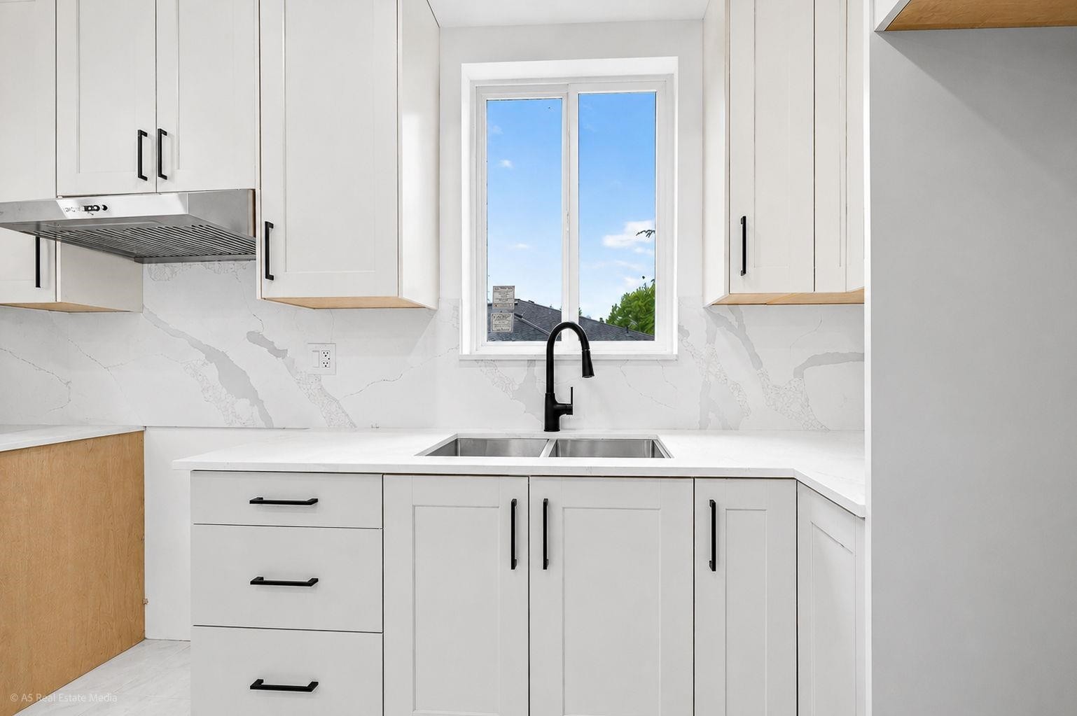 8511 Benedict Boulevard, Mission, BC - Indoor Photo Showing Kitchen With Double Sink
