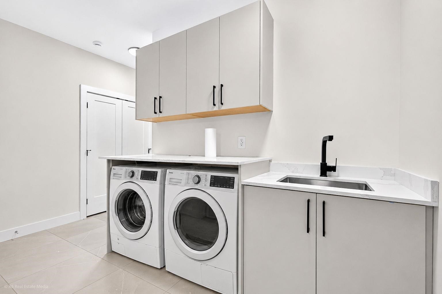 8511 Benedict Boulevard, Mission, BC - Indoor Photo Showing Laundry Room