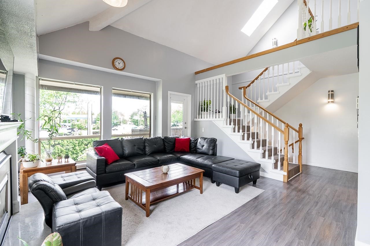 21-12172 72 Avenue, Surrey, BC - Indoor Photo Showing Living Room