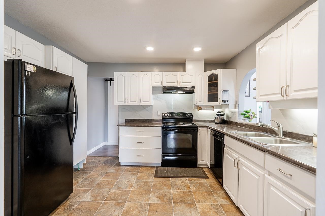 21-12172 72 Avenue, Surrey, BC - Indoor Photo Showing Kitchen With Double Sink