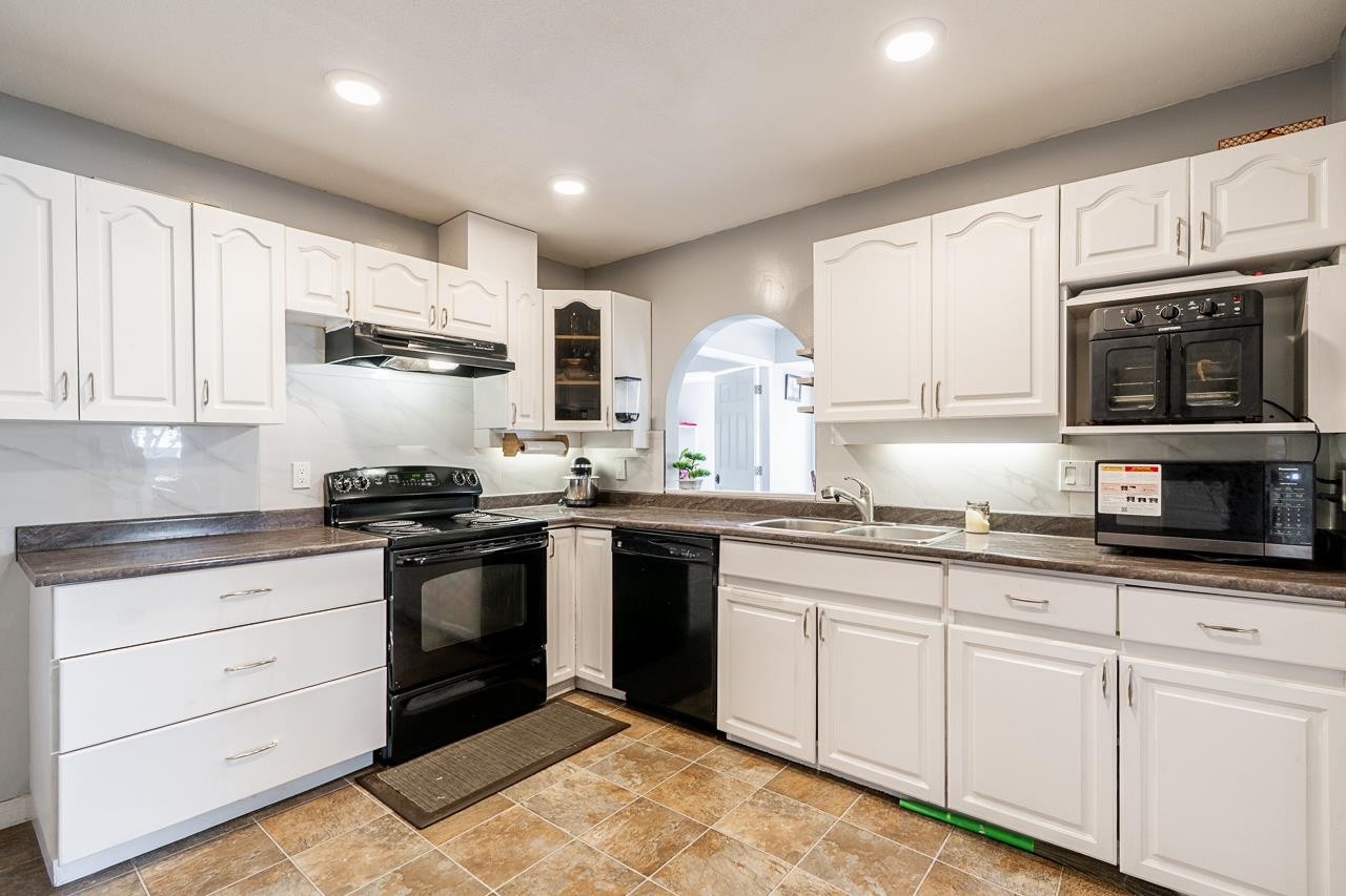21-12172 72 Avenue, Surrey, BC - Indoor Photo Showing Kitchen With Double Sink