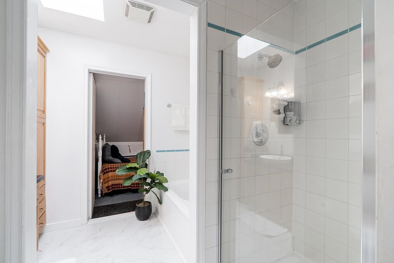21-12172 72 Avenue, Surrey, BC - Indoor Photo Showing Bathroom