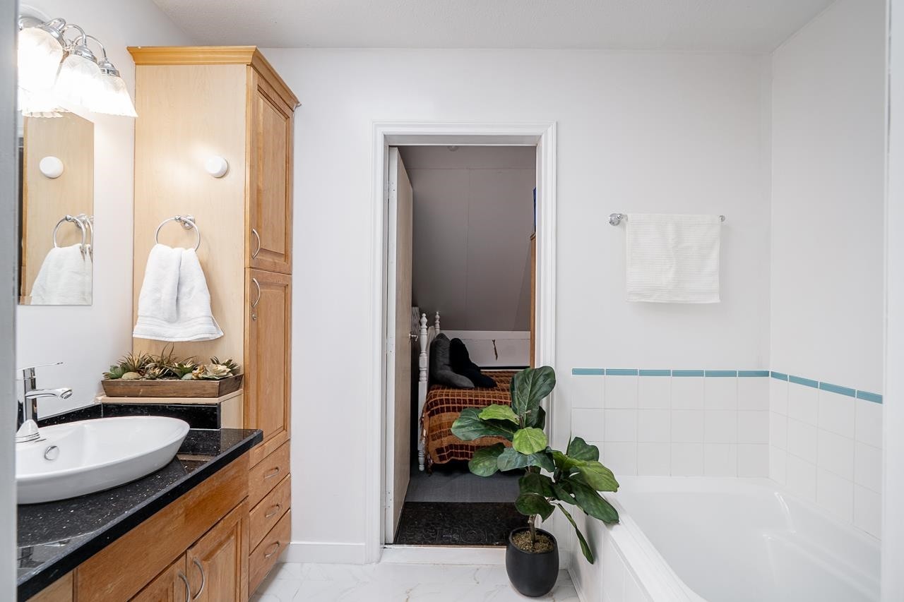 21-12172 72 Avenue, Surrey, BC - Indoor Photo Showing Bathroom