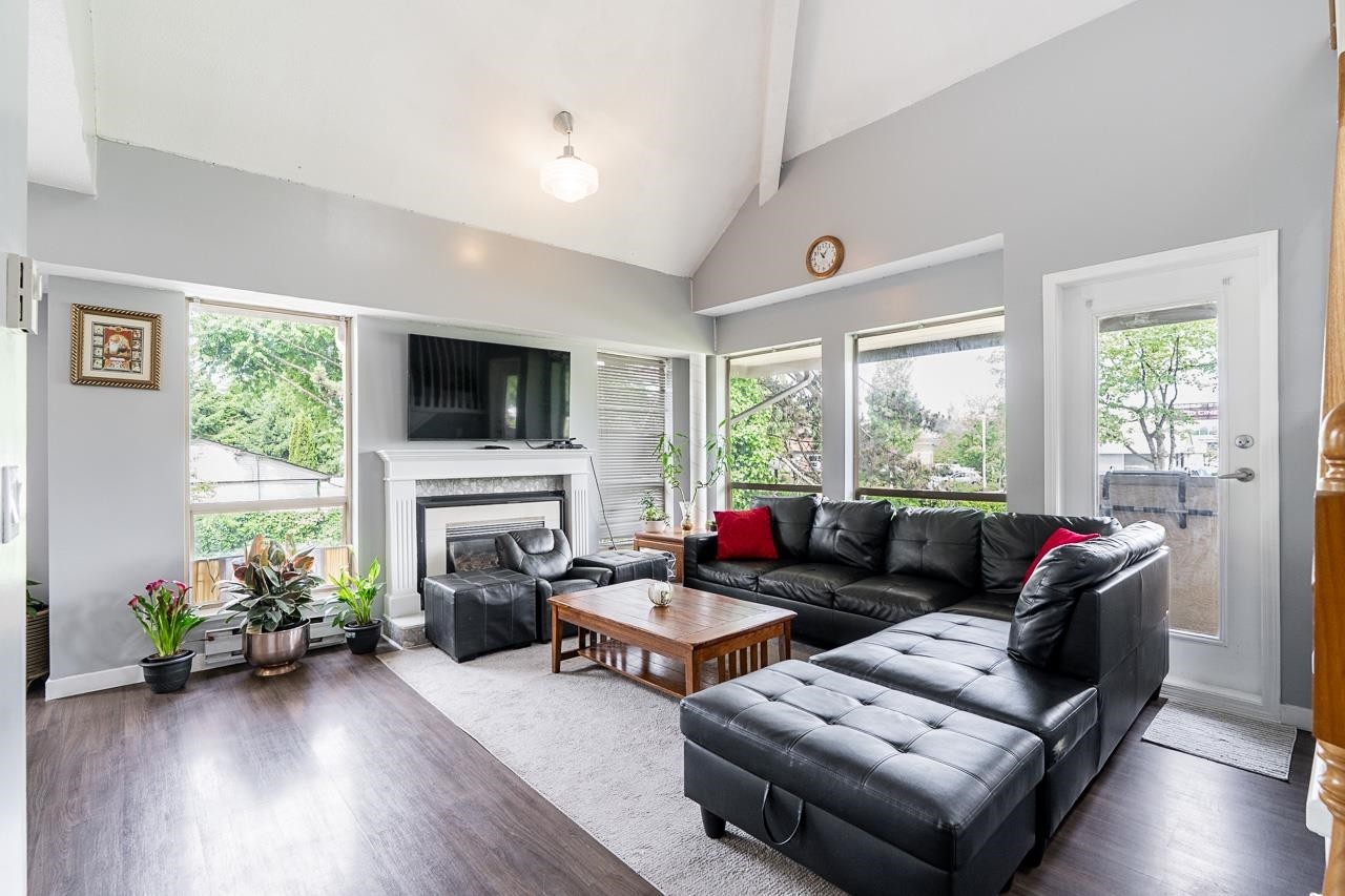 21-12172 72 Avenue, Surrey, BC - Indoor Photo Showing Living Room With Fireplace