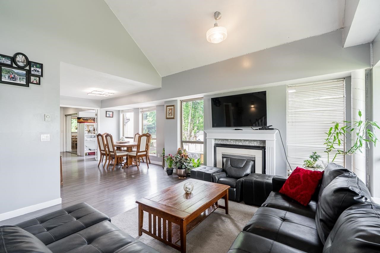 21-12172 72 Avenue, Surrey, BC - Indoor Photo Showing Living Room With Fireplace