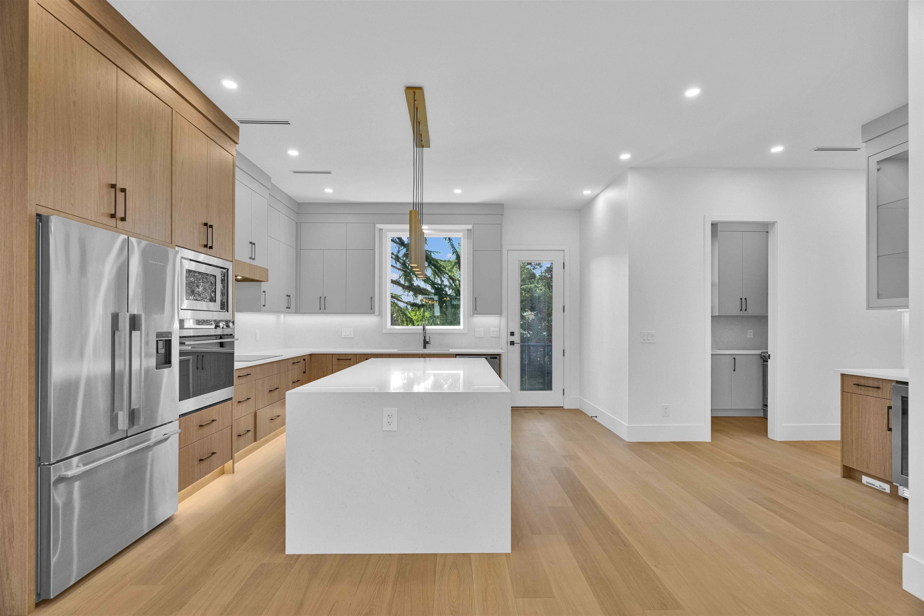 15636 23A Avenue, Surrey, BC - Indoor Photo Showing Kitchen With Upgraded Kitchen