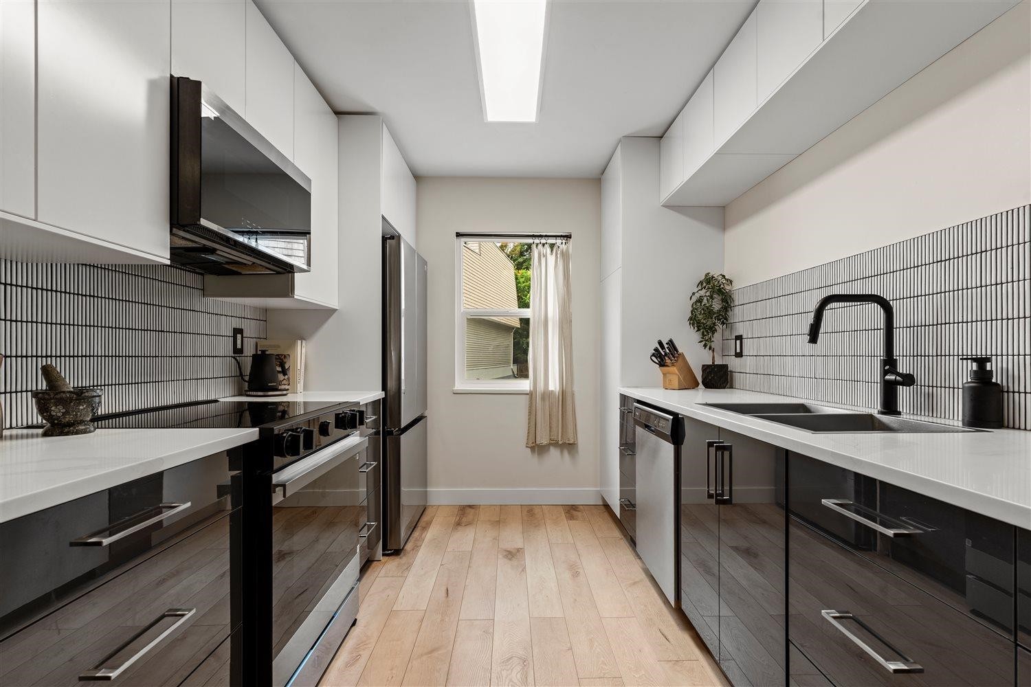 4-33293 Bourquin Crescent E, Abbotsford, BC - Indoor Photo Showing Kitchen With Double Sink With Upgraded Kitchen