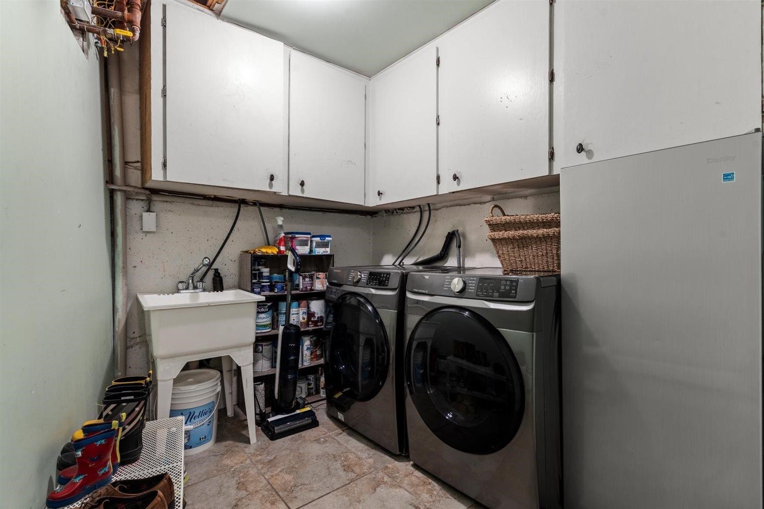 4-33293 Bourquin Crescent E, Abbotsford, BC - Indoor Photo Showing Laundry Room