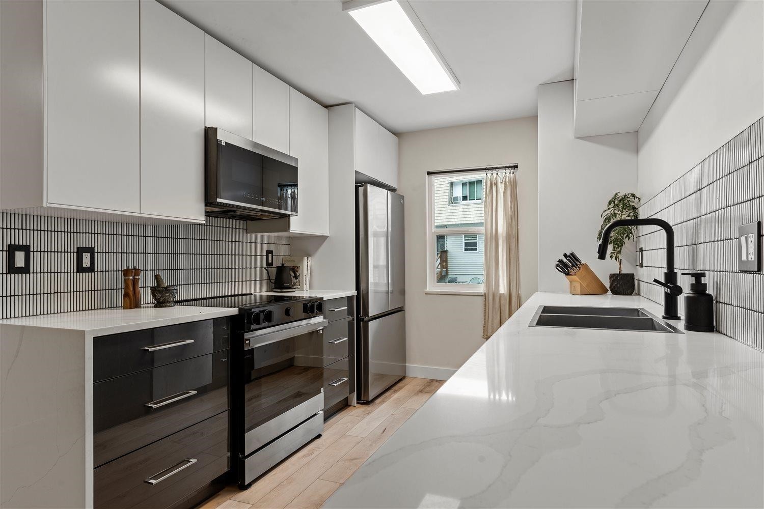 4-33293 Bourquin Crescent E, Abbotsford, BC - Indoor Photo Showing Kitchen With Double Sink With Upgraded Kitchen
