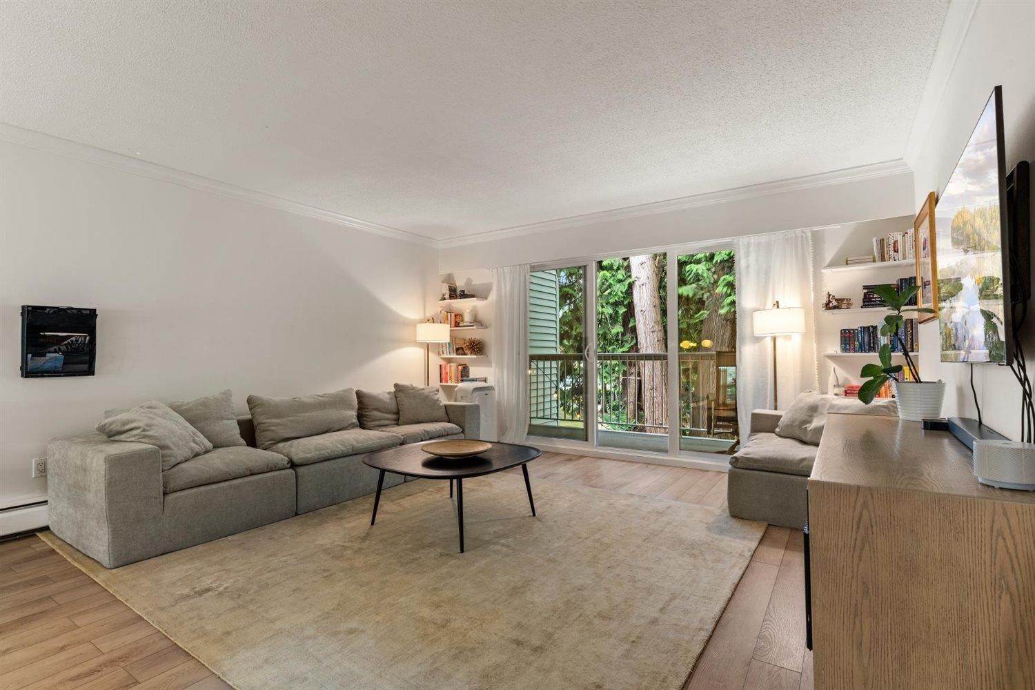 4-33293 Bourquin Crescent E, Abbotsford, BC - Indoor Photo Showing Living Room