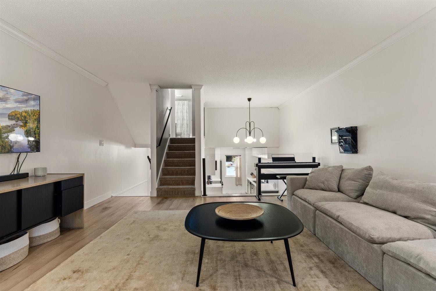 4-33293 Bourquin Crescent E, Abbotsford, BC - Indoor Photo Showing Living Room