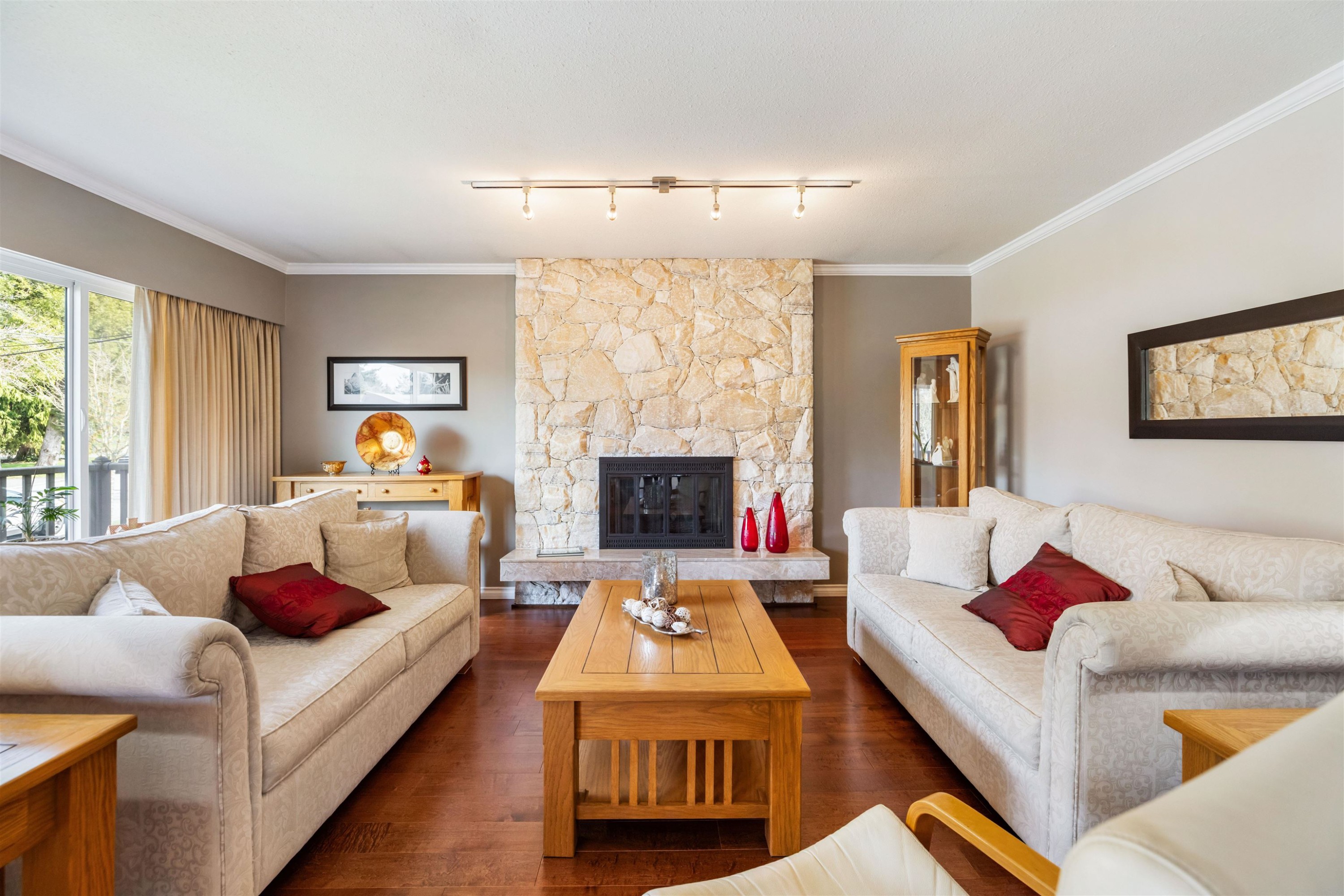 11169 Mason Place, Delta, BC - Indoor Photo Showing Living Room With Fireplace