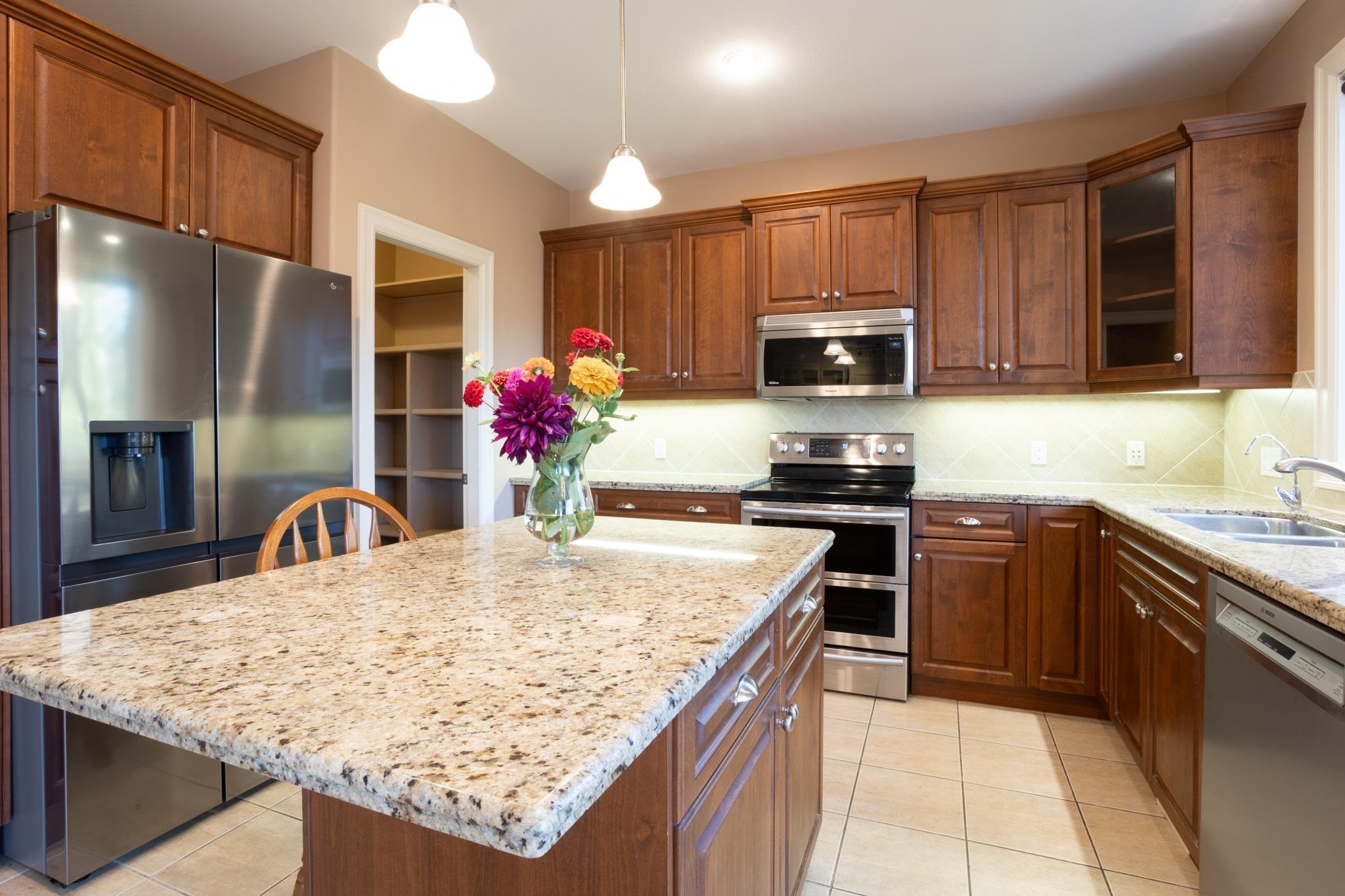 36456 Auguston Parkway E, Abbotsford, BC - Indoor Photo Showing Kitchen With Double Sink With Upgraded Kitchen