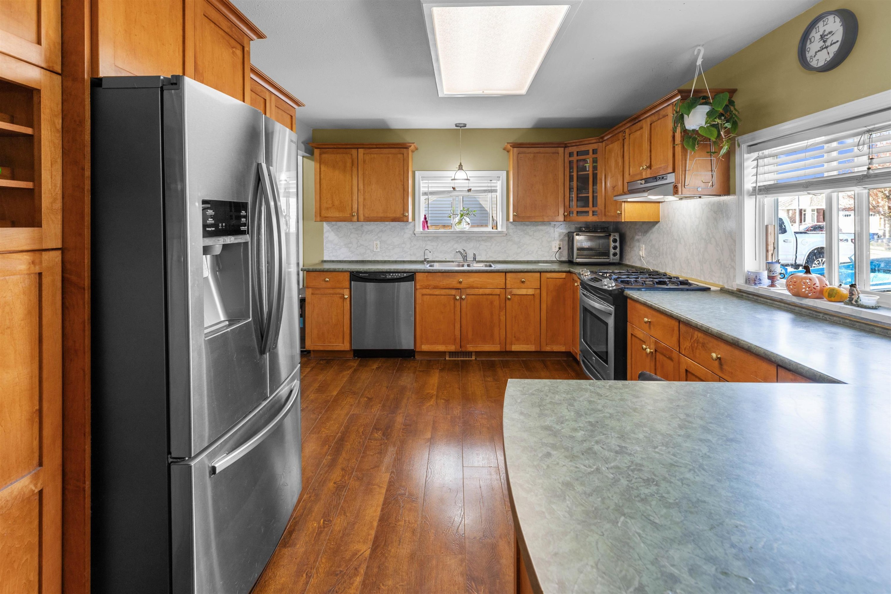 32622 Egglestone Avenue, Mission, BC - Indoor Photo Showing Kitchen With Double Sink