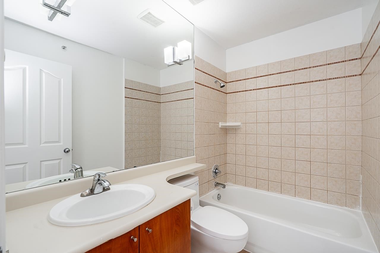 62-6450 199 Street, Langley, BC - Indoor Photo Showing Bathroom