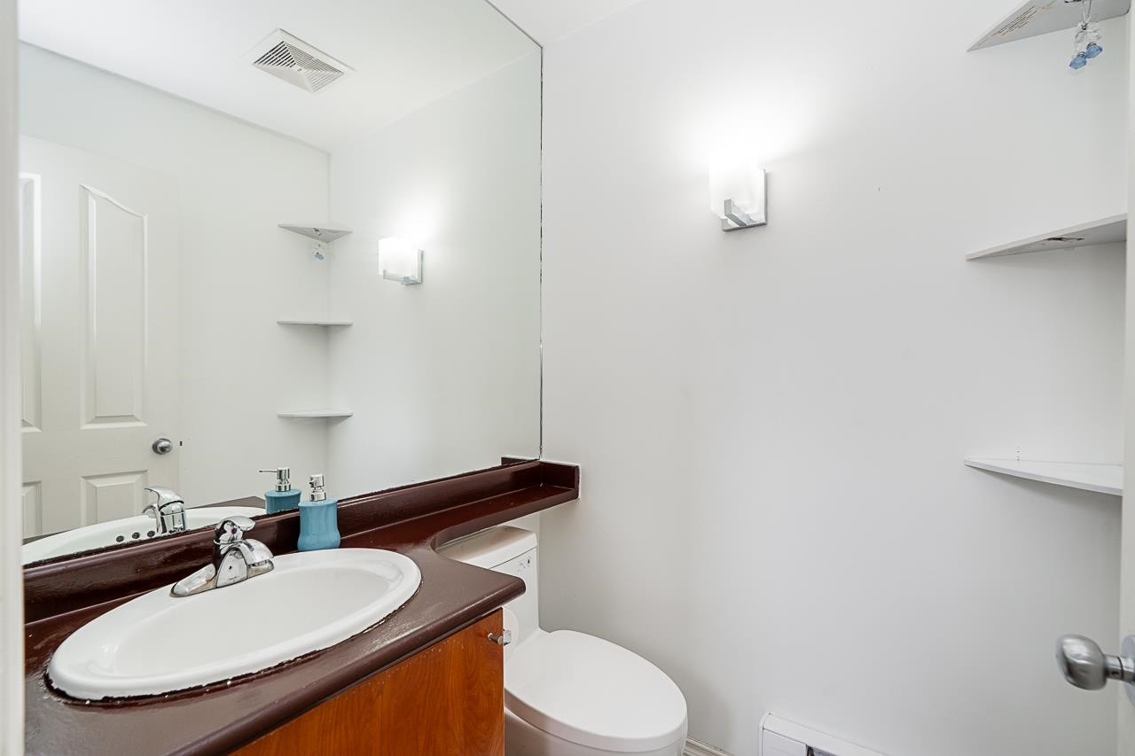 62-6450 199 Street, Langley, BC - Indoor Photo Showing Bathroom