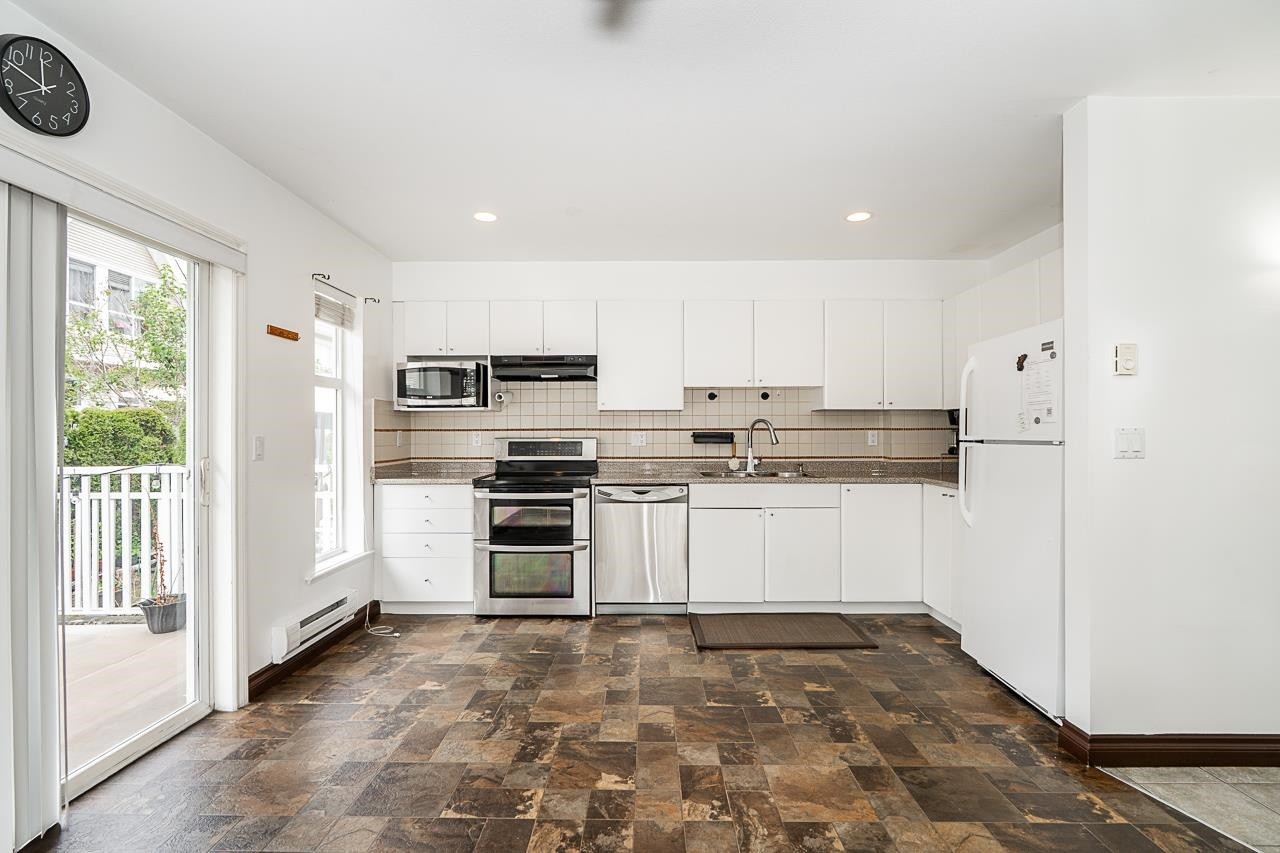 62-6450 199 Street, Langley, BC - Indoor Photo Showing Kitchen