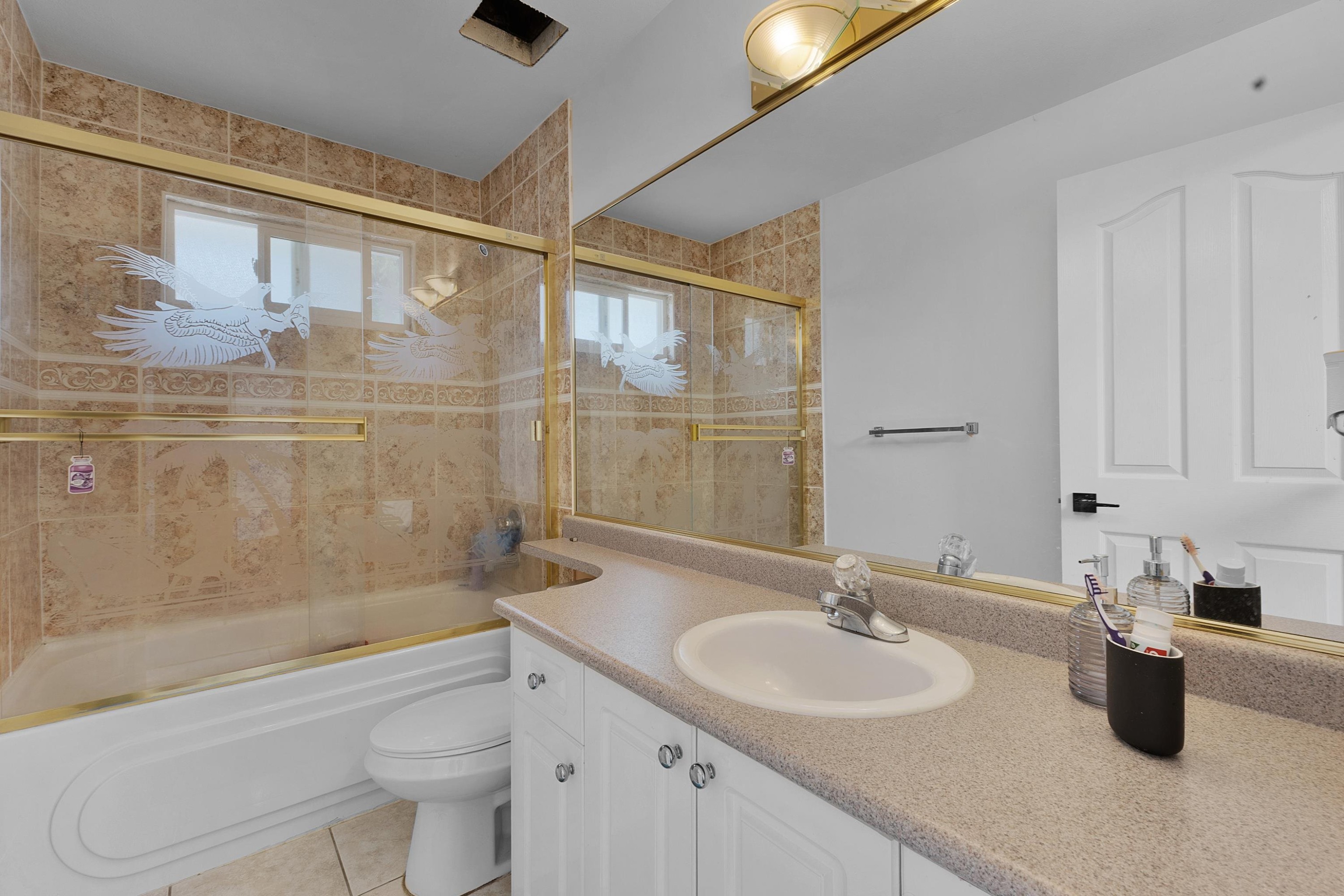 9928 116 Street, Surrey, BC - Indoor Photo Showing Bathroom