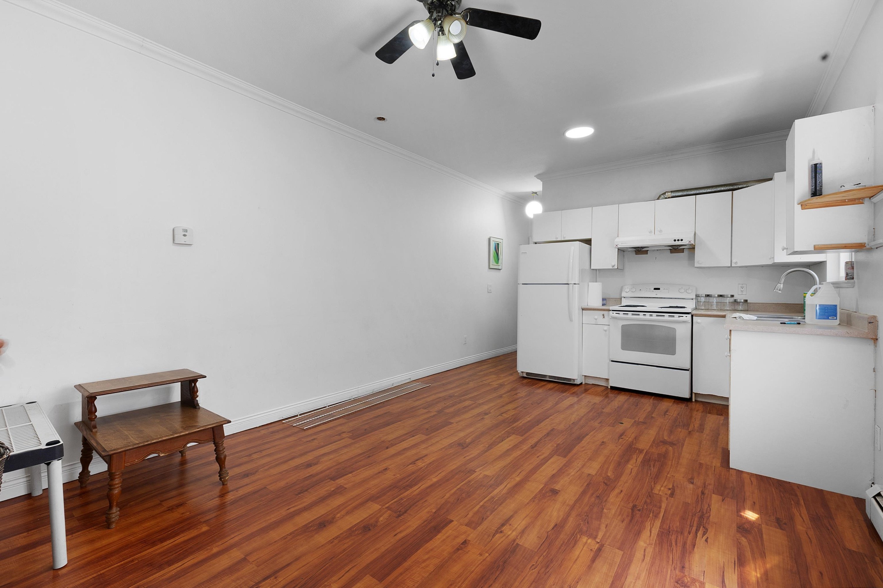 9928 116 Street, Surrey, BC - Indoor Photo Showing Kitchen