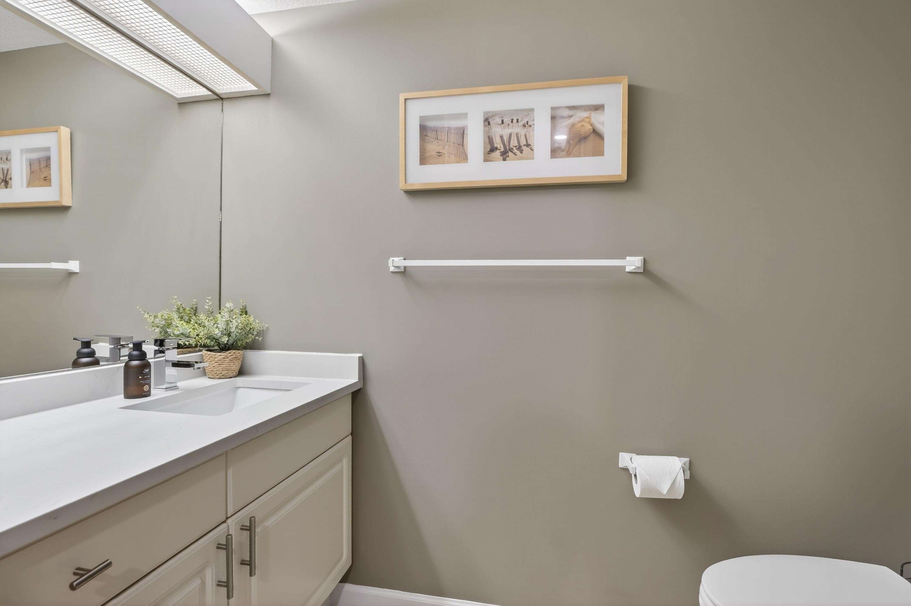 109-16080 82 Avenue, Surrey, BC - Indoor Photo Showing Bathroom