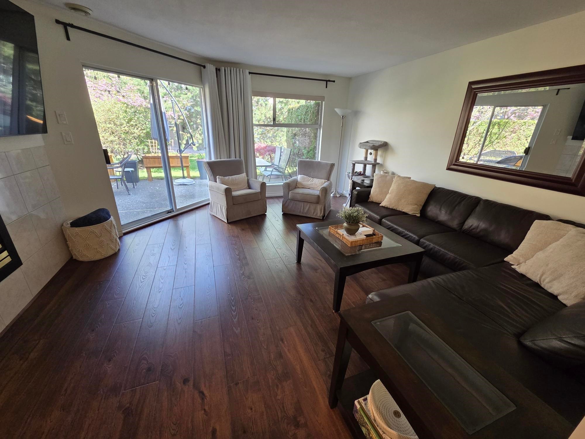 109-16080 82 Avenue, Surrey, BC - Indoor Photo Showing Living Room