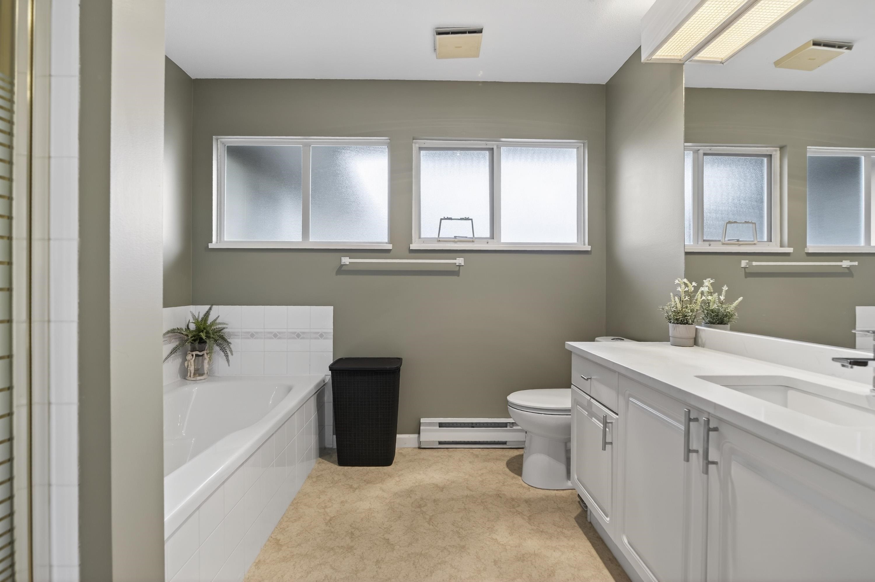 109-16080 82 Avenue, Surrey, BC - Indoor Photo Showing Bathroom