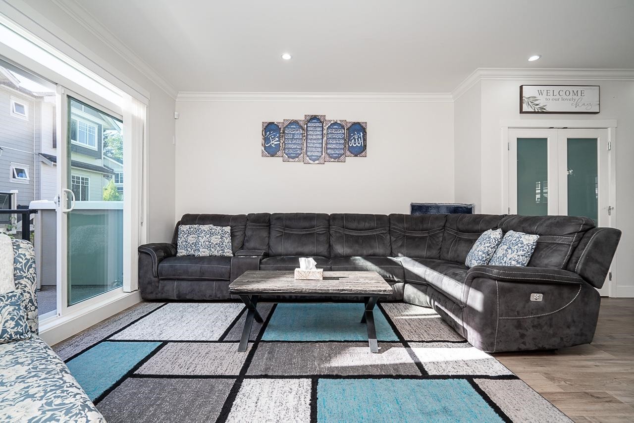 27-13898 64 Avenue, Surrey, BC - Indoor Photo Showing Living Room