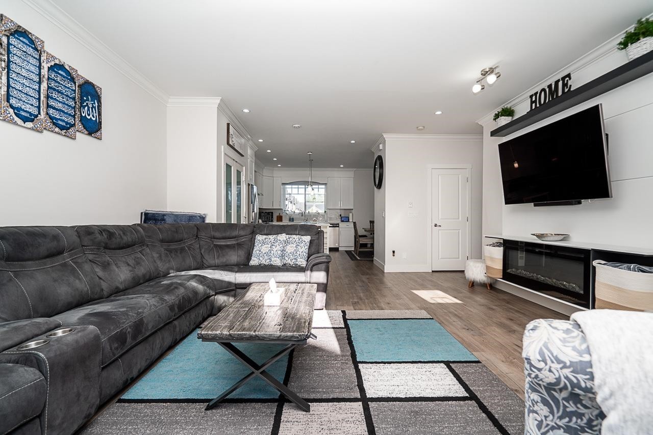 27-13898 64 Avenue, Surrey, BC - Indoor Photo Showing Living Room