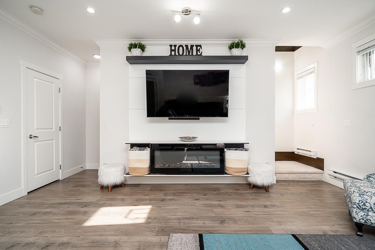 27-13898 64 Avenue, Surrey, BC - Indoor Photo Showing Living Room With Fireplace