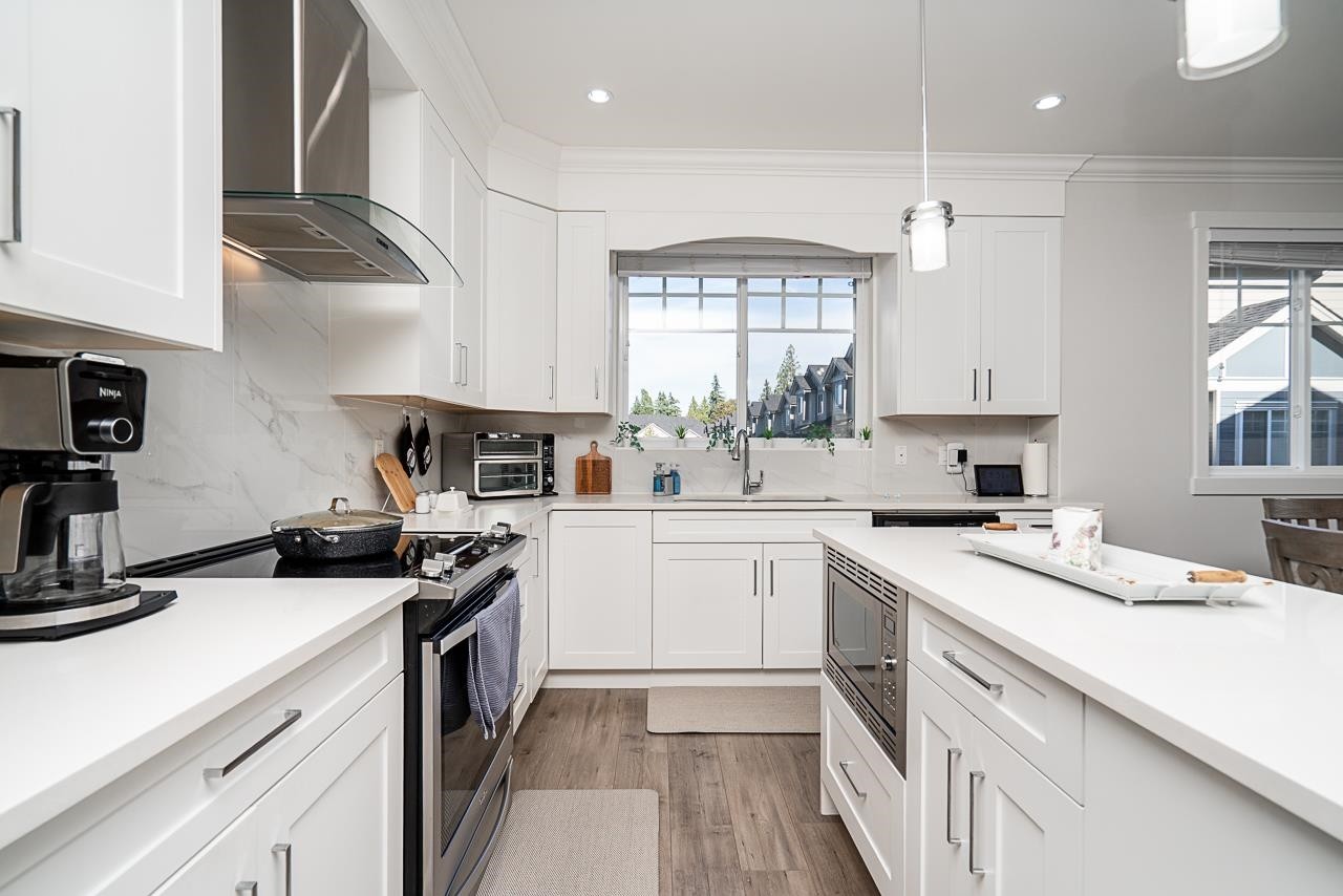 27-13898 64 Avenue, Surrey, BC - Indoor Photo Showing Kitchen