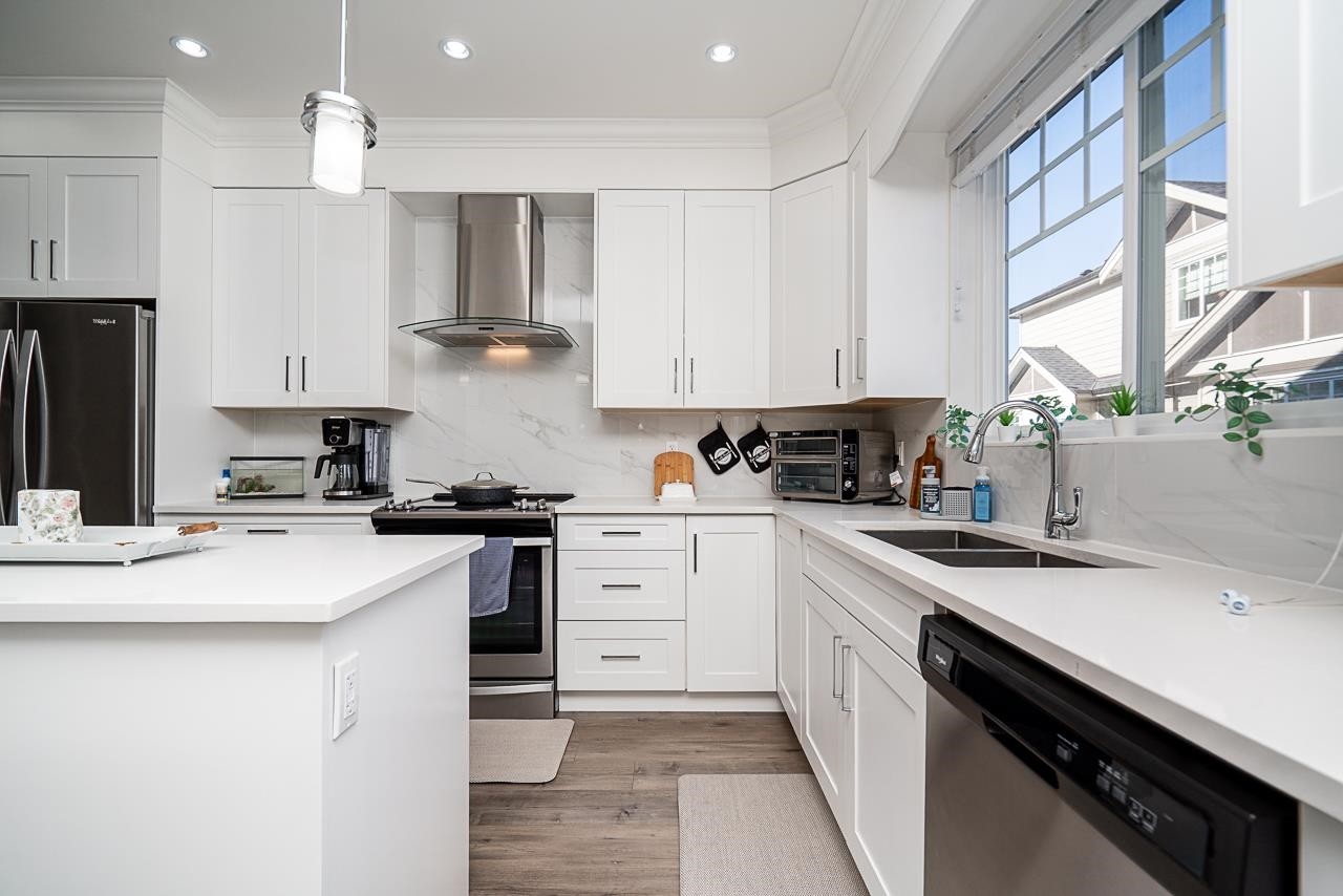 27-13898 64 Avenue, Surrey, BC - Indoor Photo Showing Kitchen With Stainless Steel Kitchen With Double Sink With Upgraded Kitchen