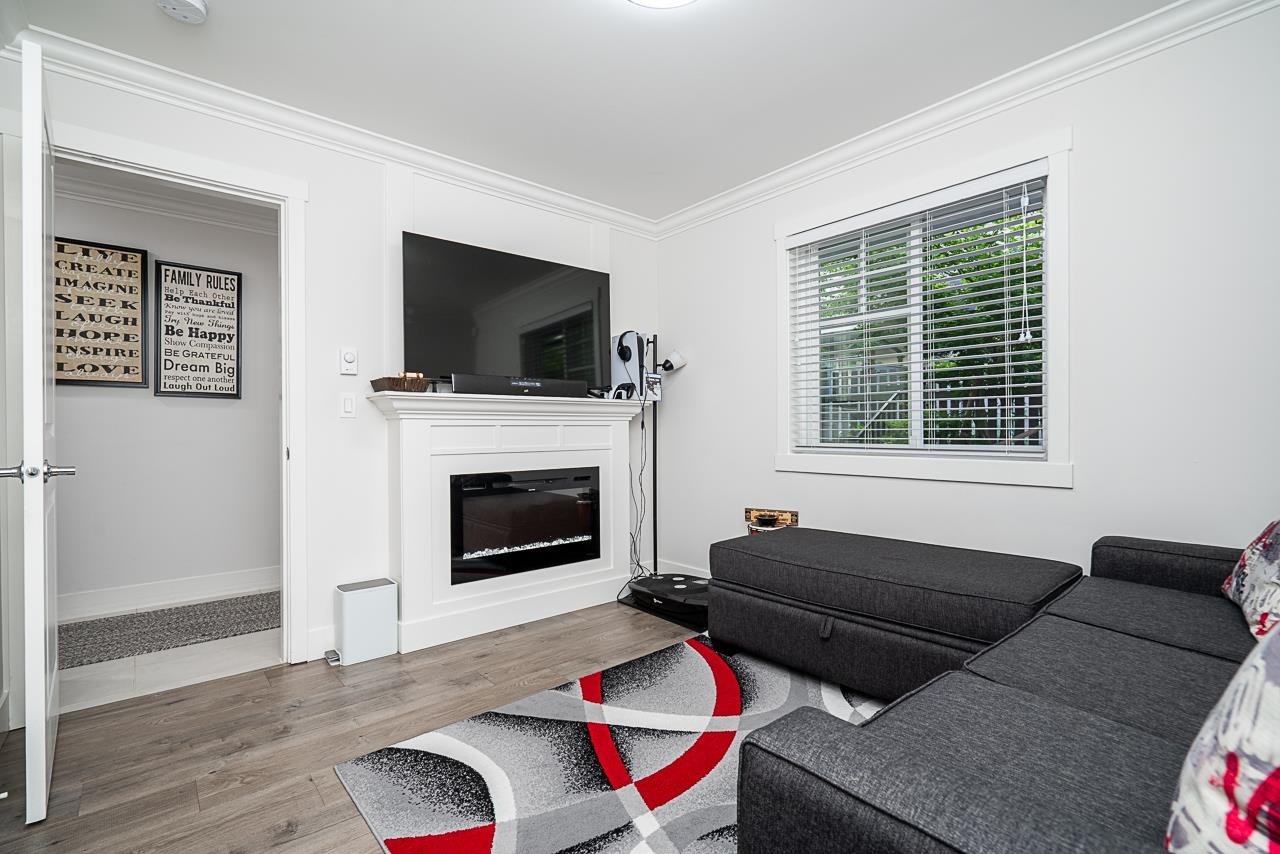 27-13898 64 Avenue, Surrey, BC - Indoor Photo Showing Living Room With Fireplace