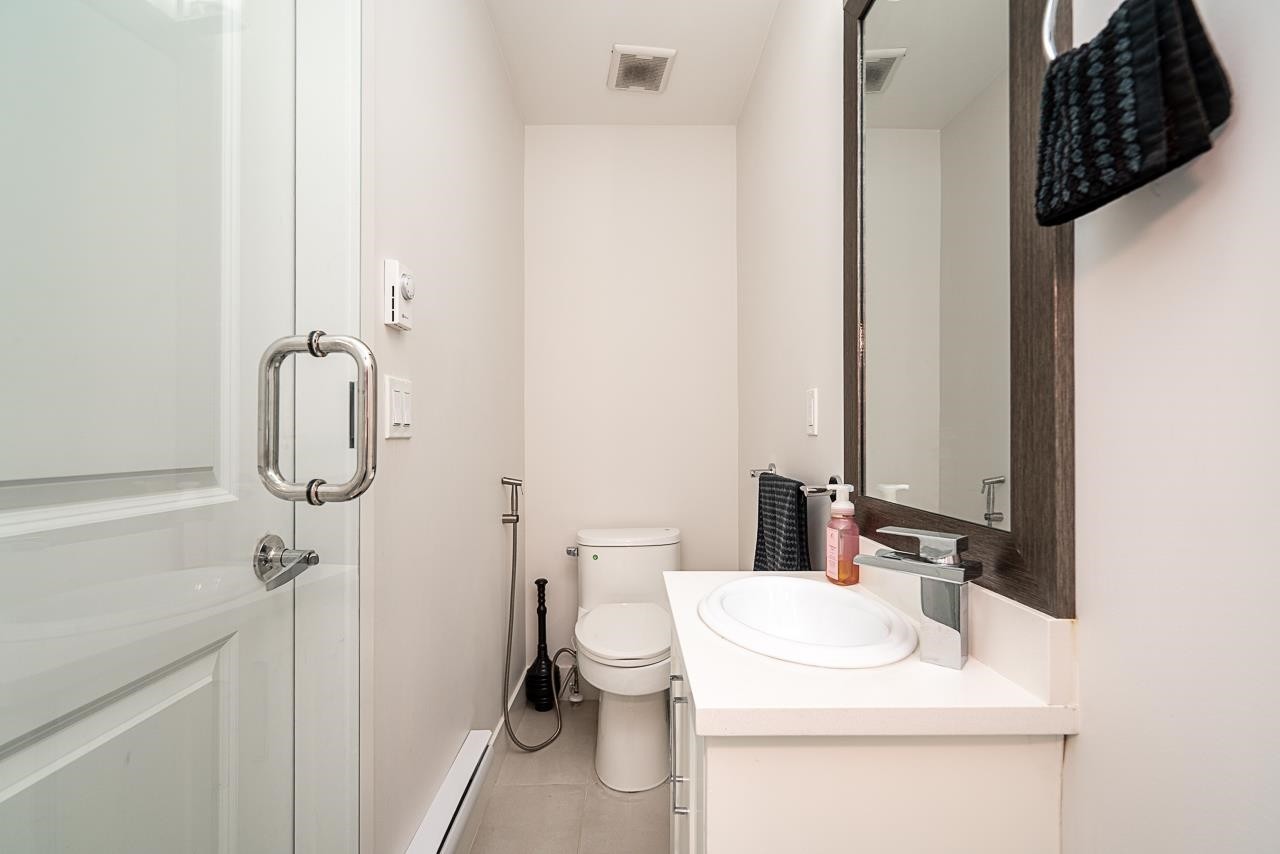 27-13898 64 Avenue, Surrey, BC - Indoor Photo Showing Bathroom