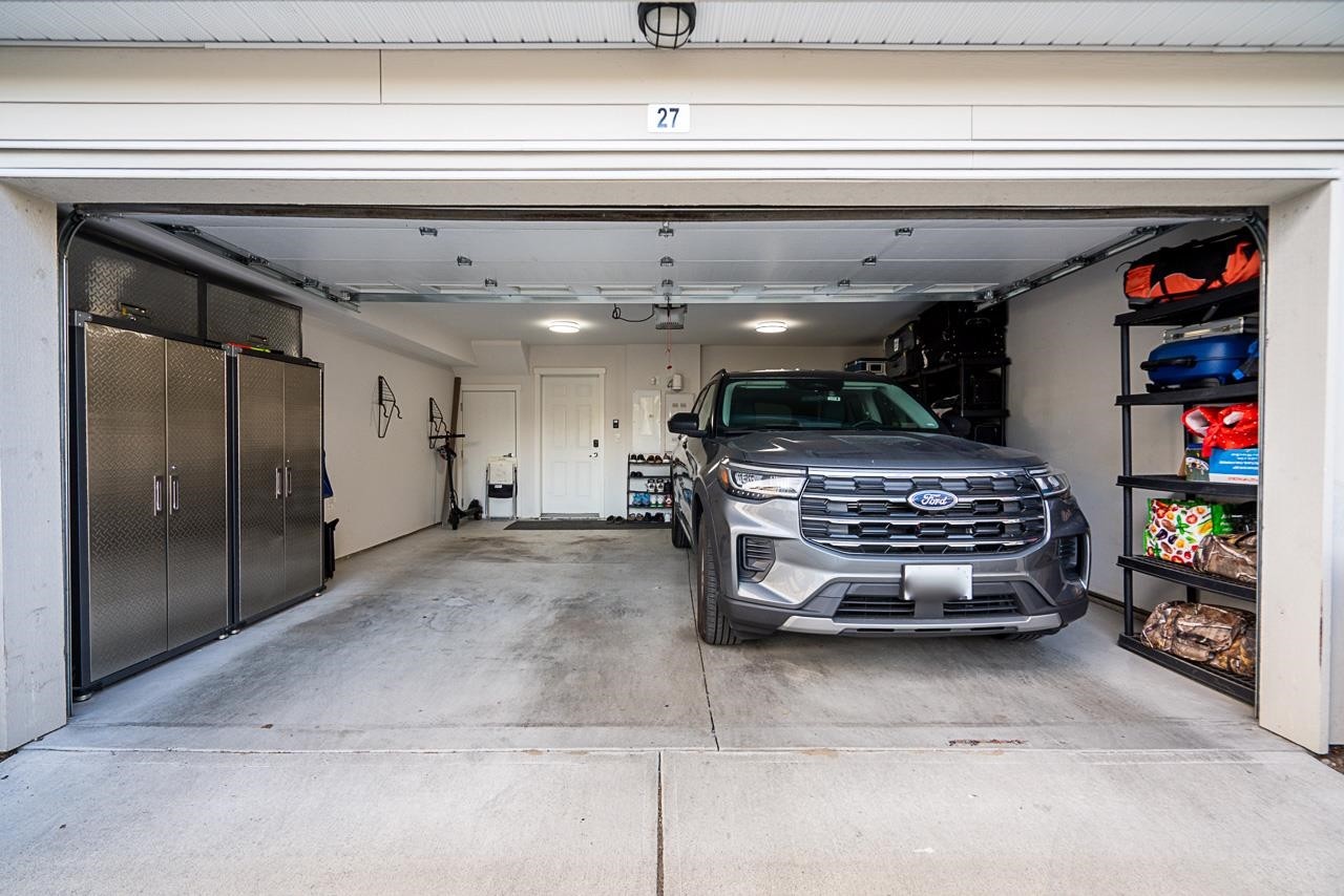 27-13898 64 Avenue, Surrey, BC - Indoor Photo Showing Garage