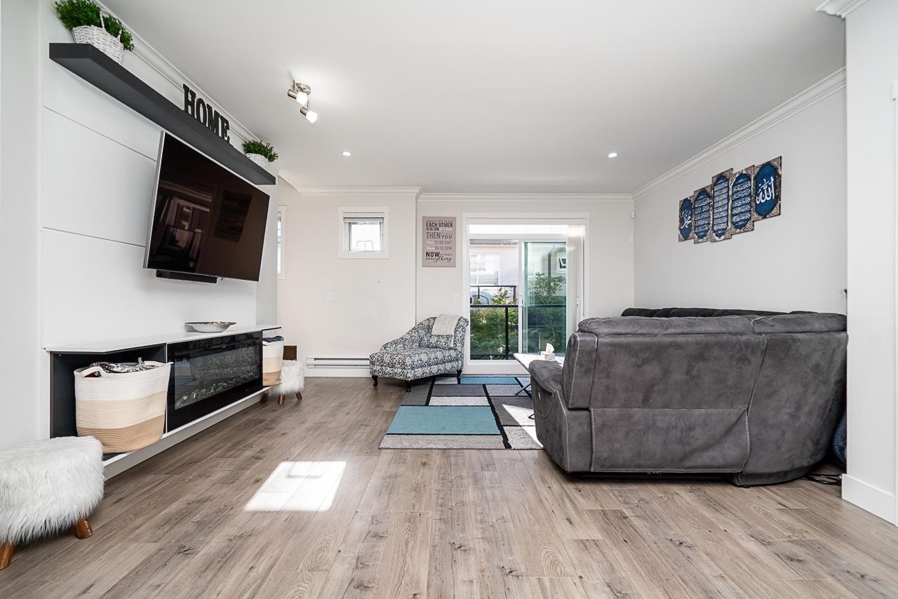 27-13898 64 Avenue, Surrey, BC - Indoor Photo Showing Living Room