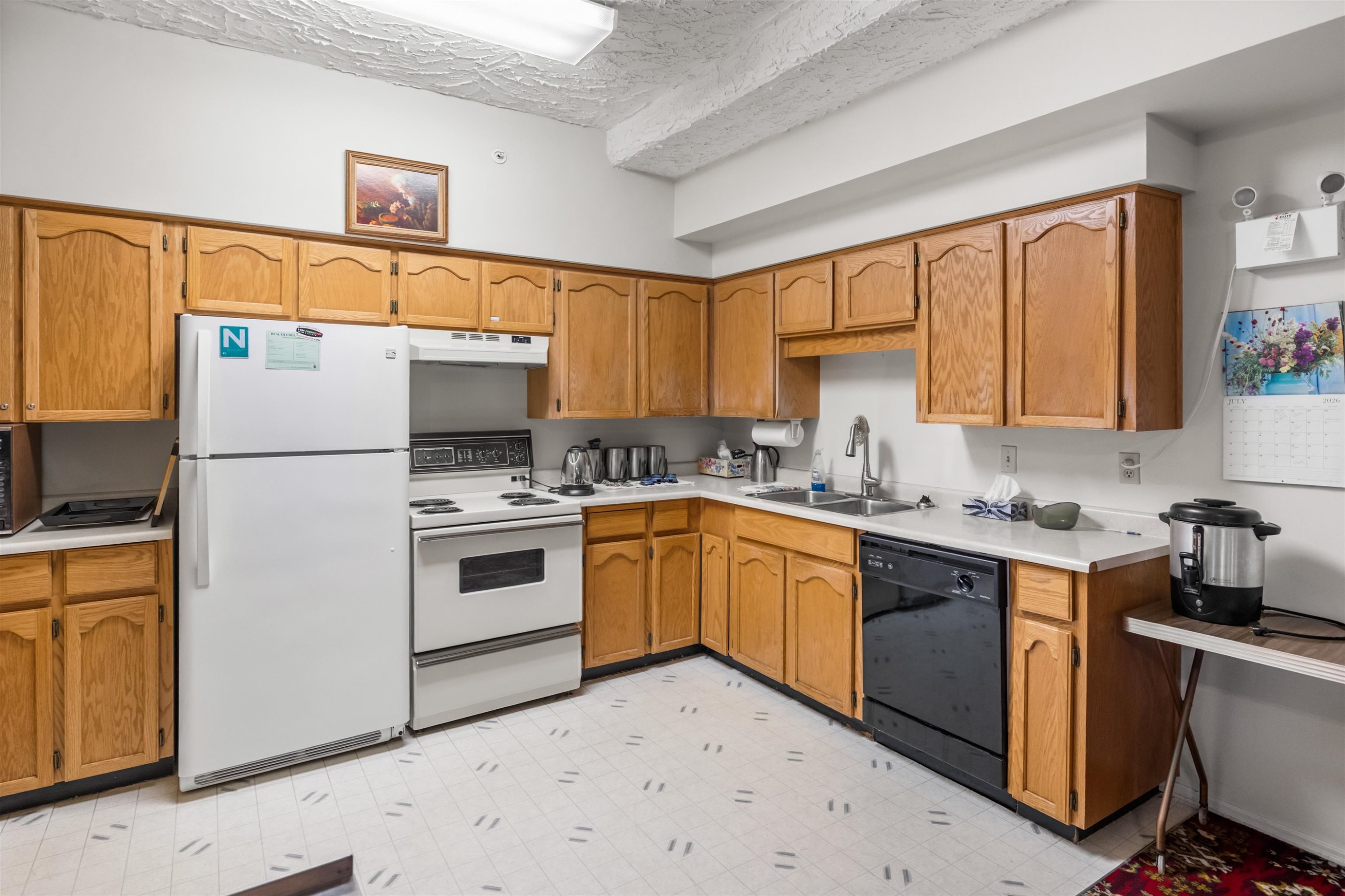 114-31850 Union Avenue, Abbotsford, BC - Indoor Photo Showing Kitchen With Double Sink