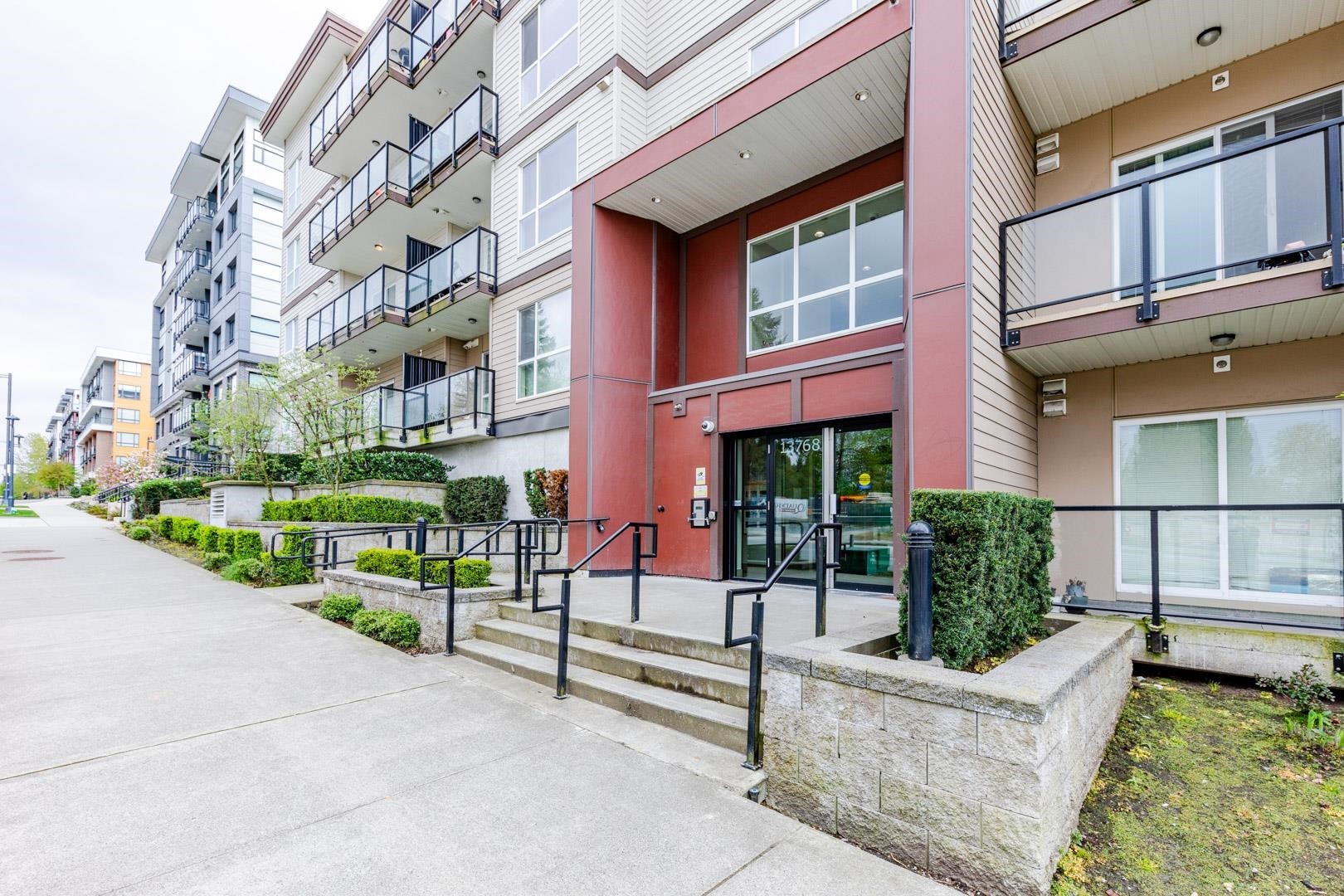 323-13768 108 Avenue, Surrey, BC - Outdoor