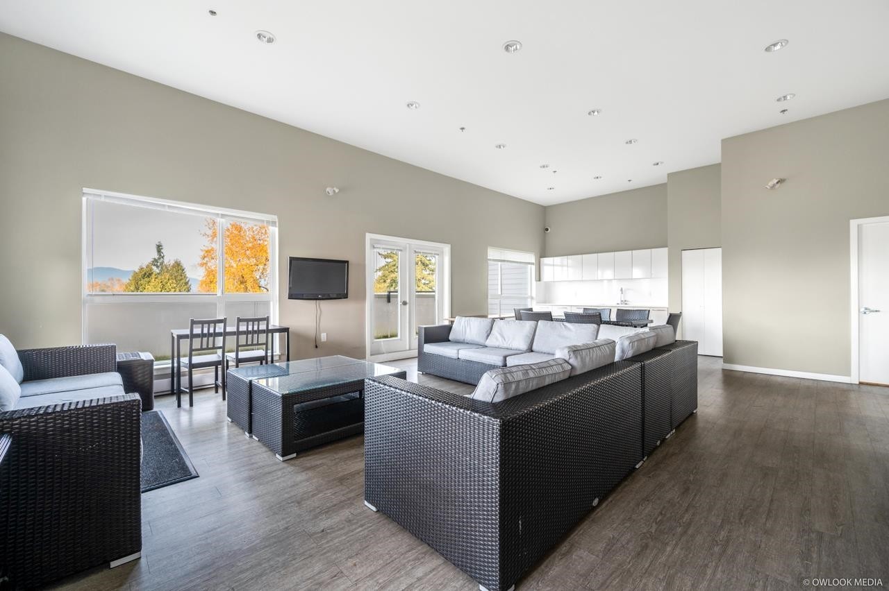 323-13768 108 Avenue, Surrey, BC - Indoor Photo Showing Living Room