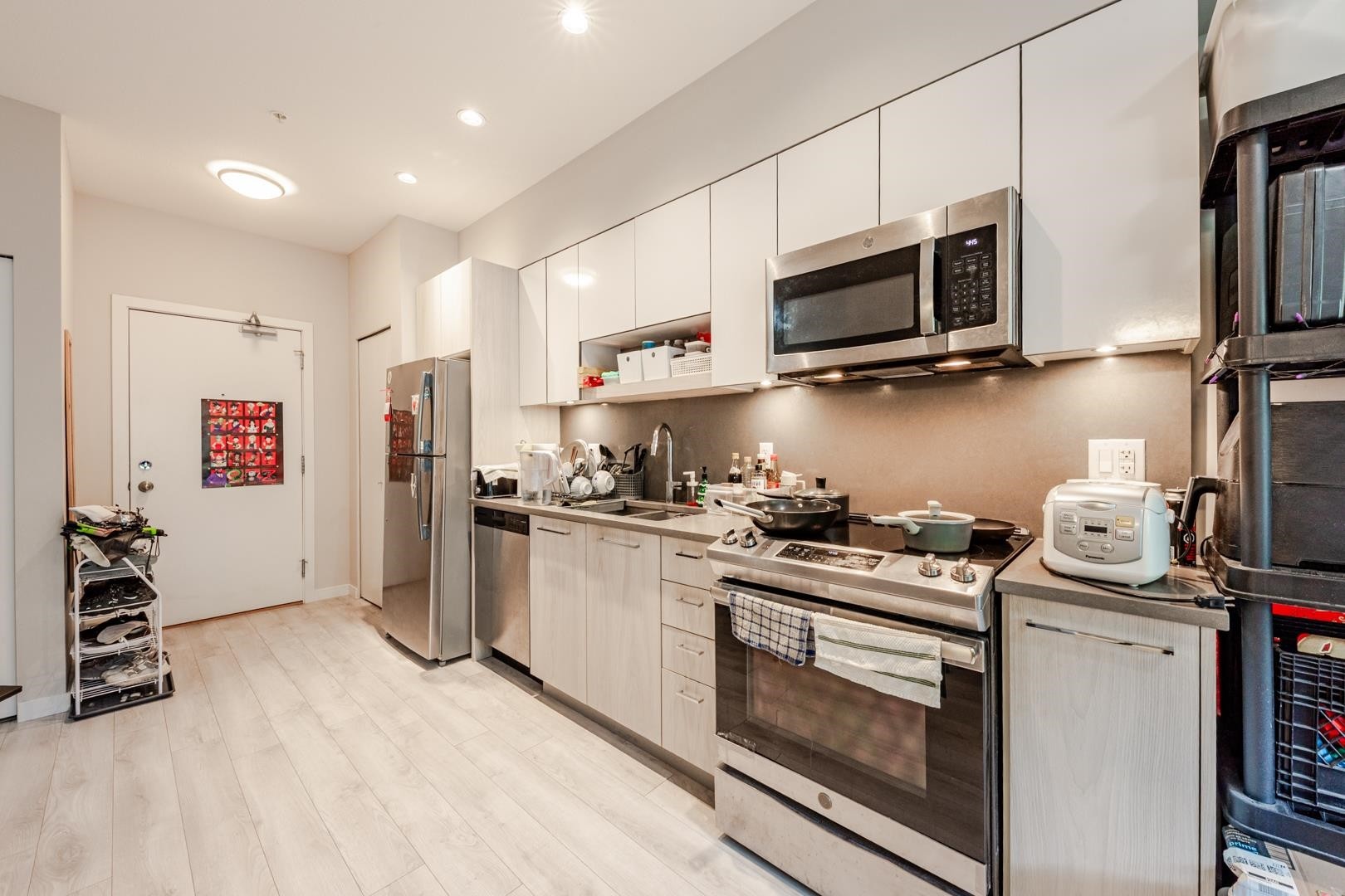 323-13768 108 Avenue, Surrey, BC - Indoor Photo Showing Kitchen With Stainless Steel Kitchen
