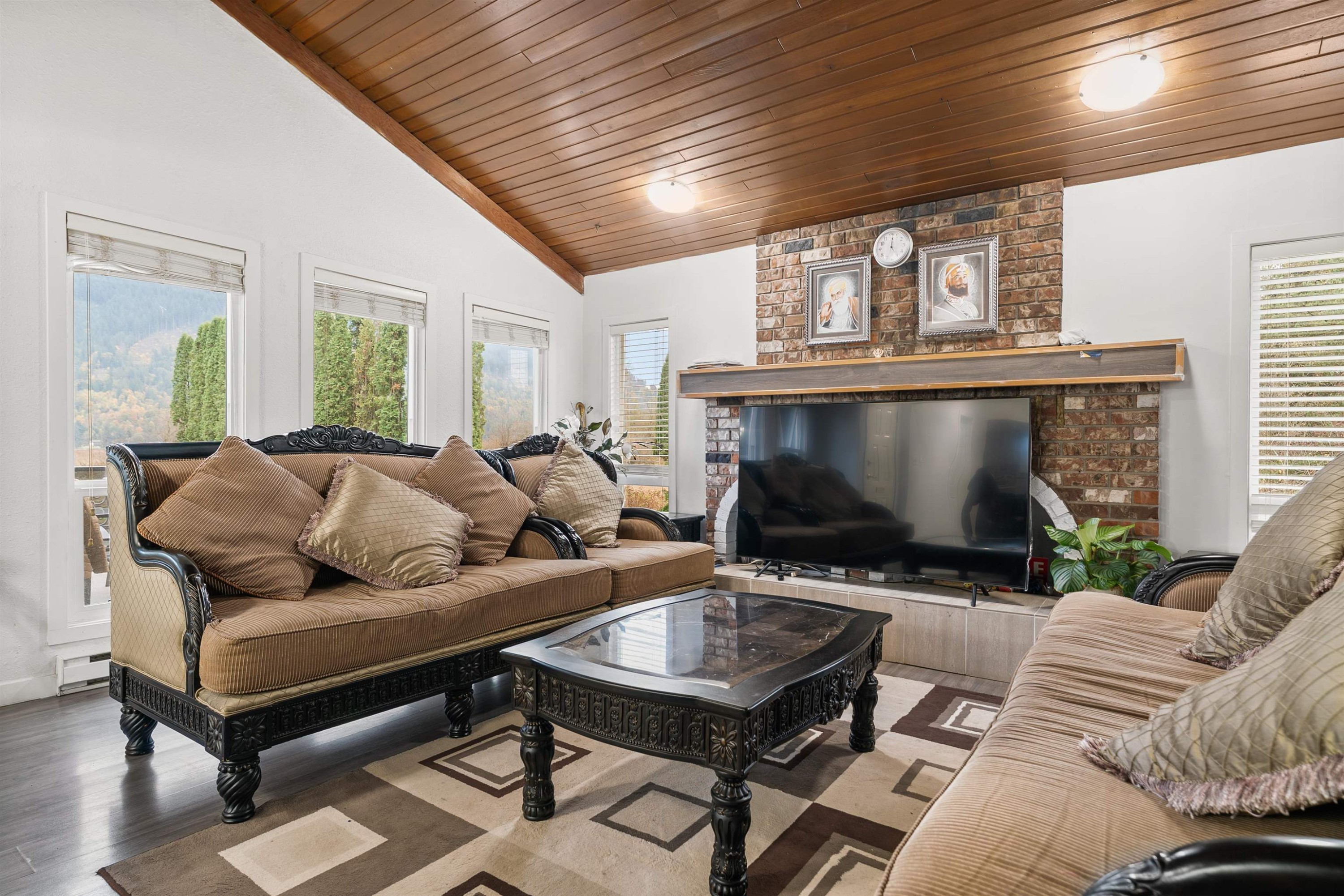 11186 Farms Road, Mission, BC - Indoor Photo Showing Living Room