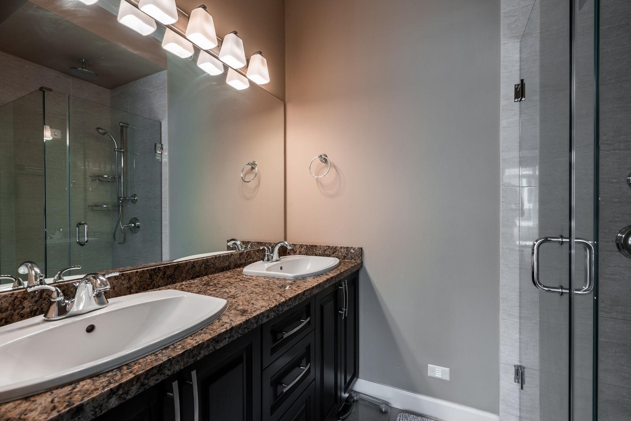112-20738 84 Avenue, Langley, BC - Indoor Photo Showing Bathroom