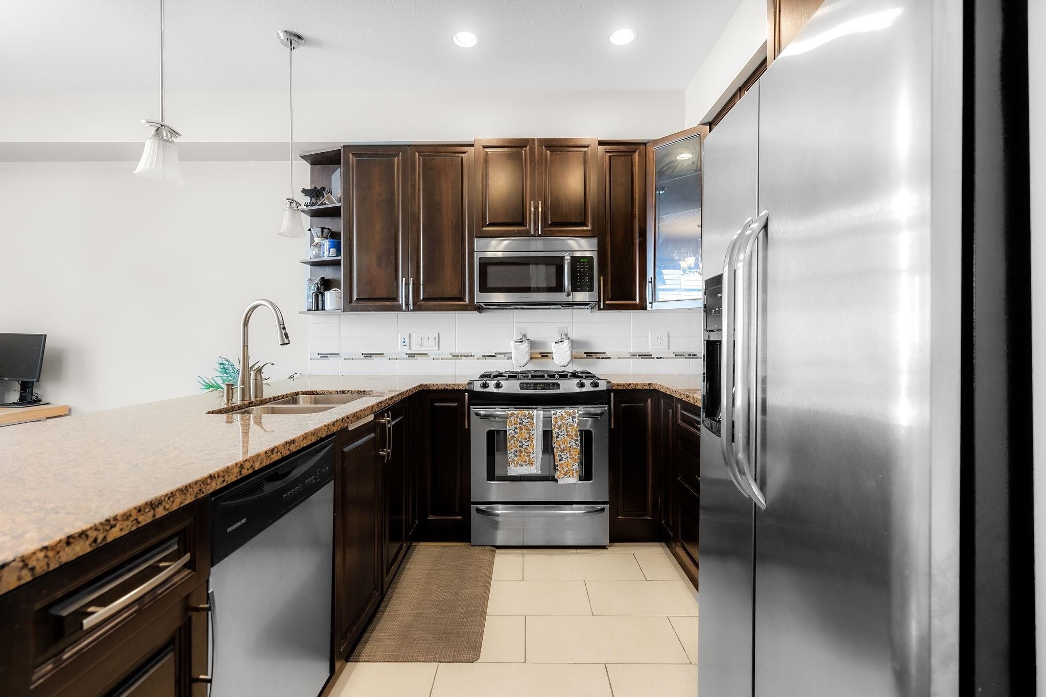 112-20738 84 Avenue, Langley, BC - Indoor Photo Showing Kitchen With Double Sink With Upgraded Kitchen