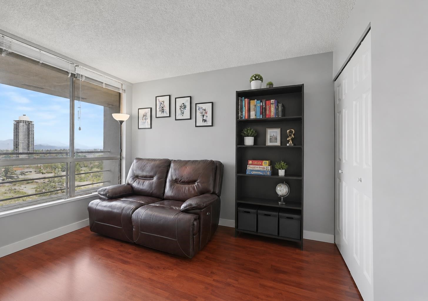 1701-14881 103A Avenue, Surrey, BC - Indoor Photo Showing Living Room