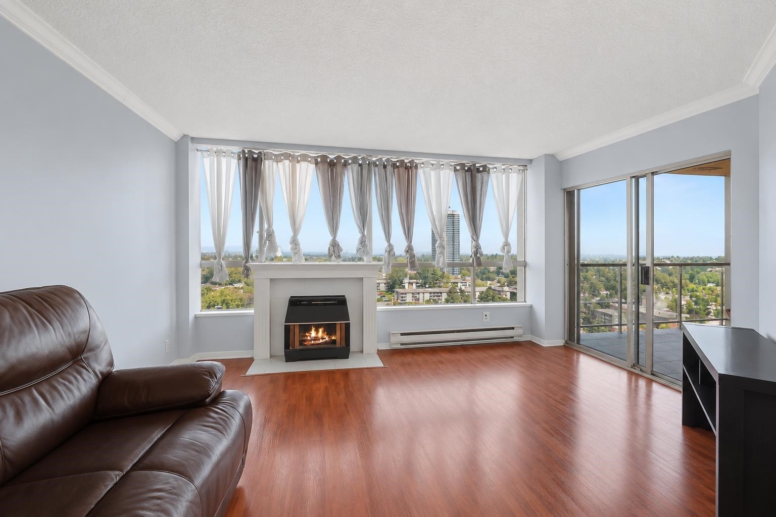 1701-14881 103A Avenue, Surrey, BC - Indoor Photo Showing Living Room With Fireplace