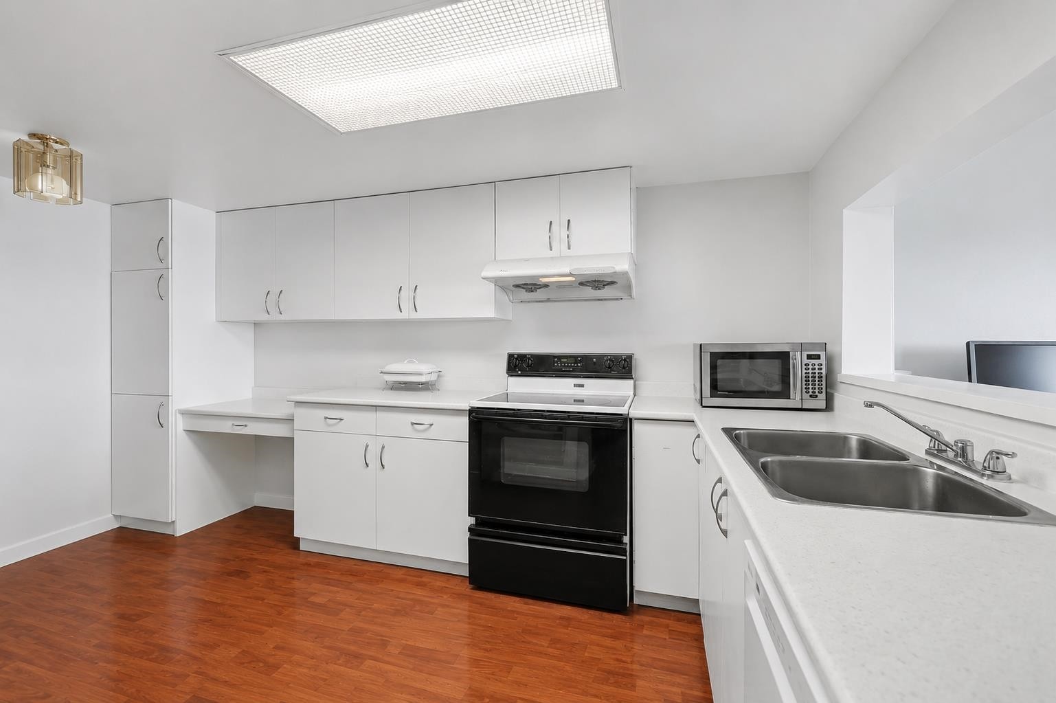 1701-14881 103A Avenue, Surrey, BC - Indoor Photo Showing Kitchen With Double Sink