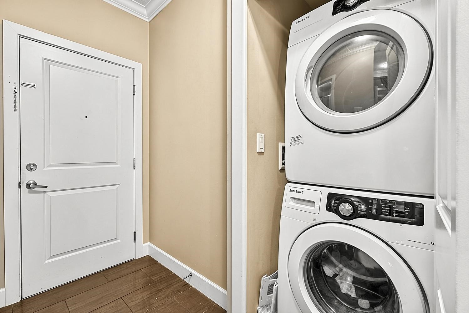 411-13897 Fraser Highway, Surrey, BC - Indoor Photo Showing Laundry Room