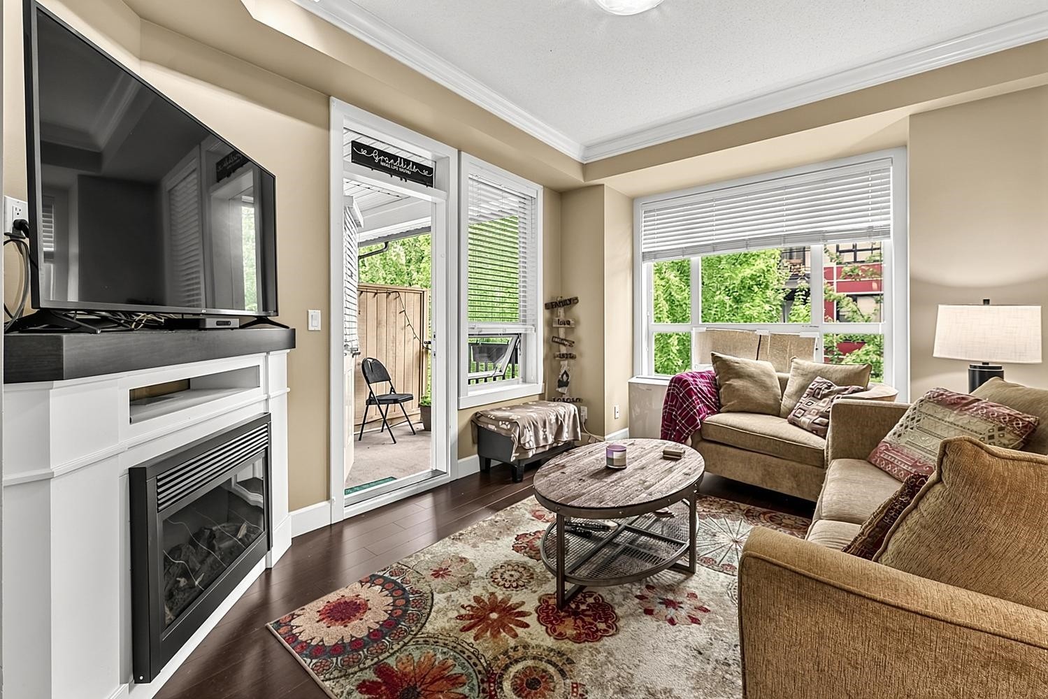 411-13897 Fraser Highway, Surrey, BC - Indoor Photo Showing Living Room With Fireplace